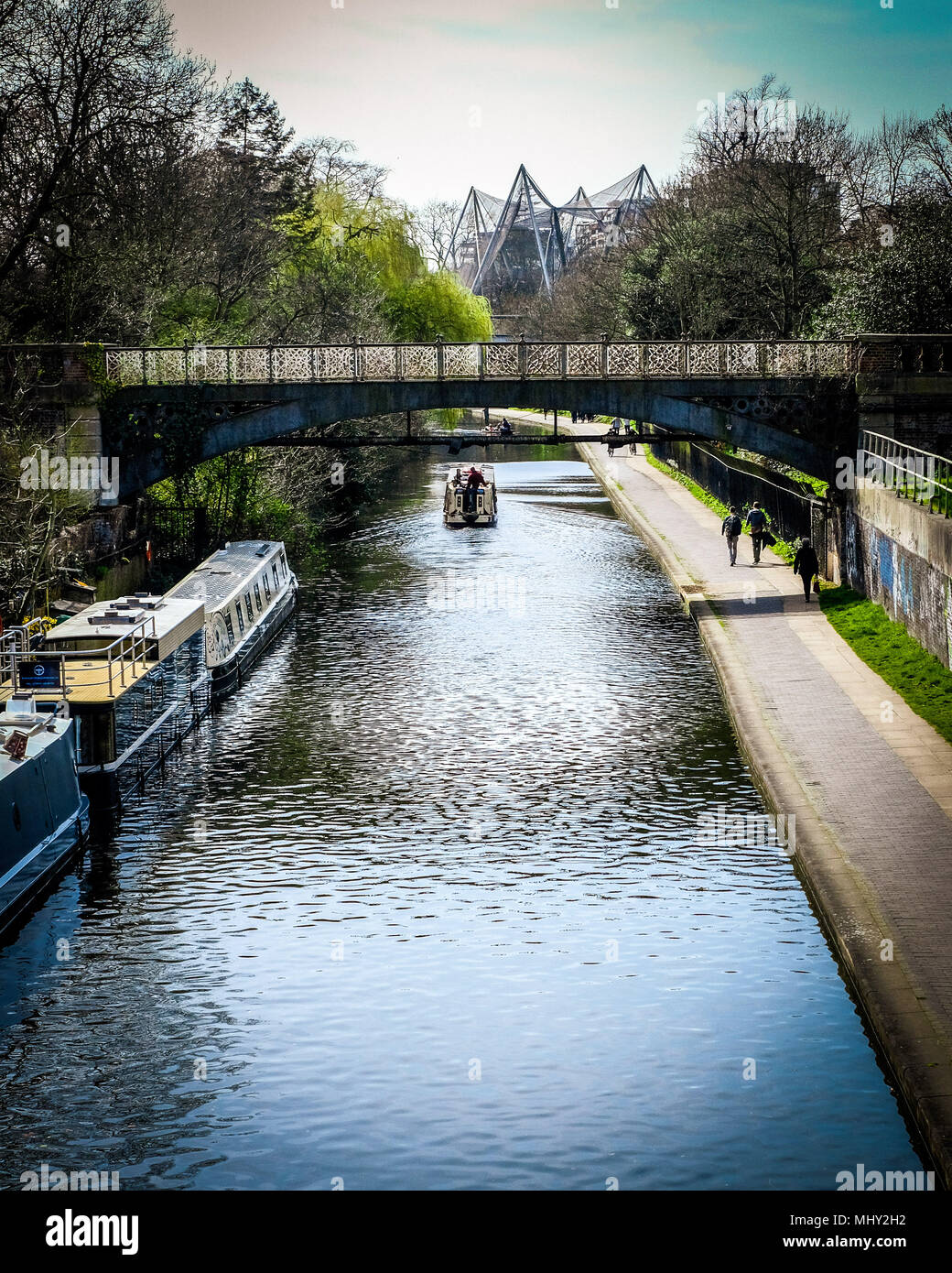 Ein schmales Boot unter einer Brücke auf Regents Canal, der Londoner Zoo im Regents Park, London Stockfoto