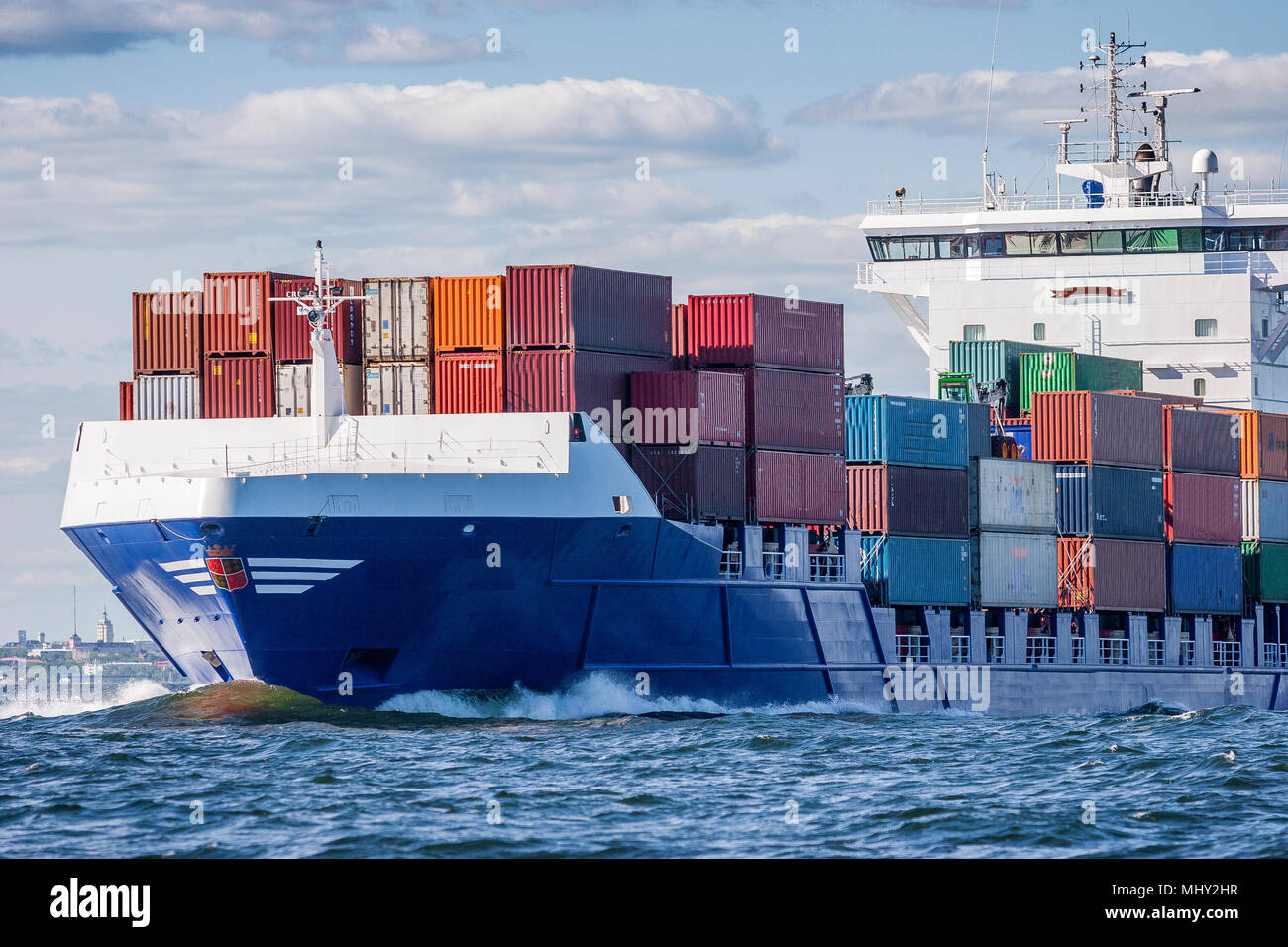Container schiff und Fähre auf hoher See Stockfoto