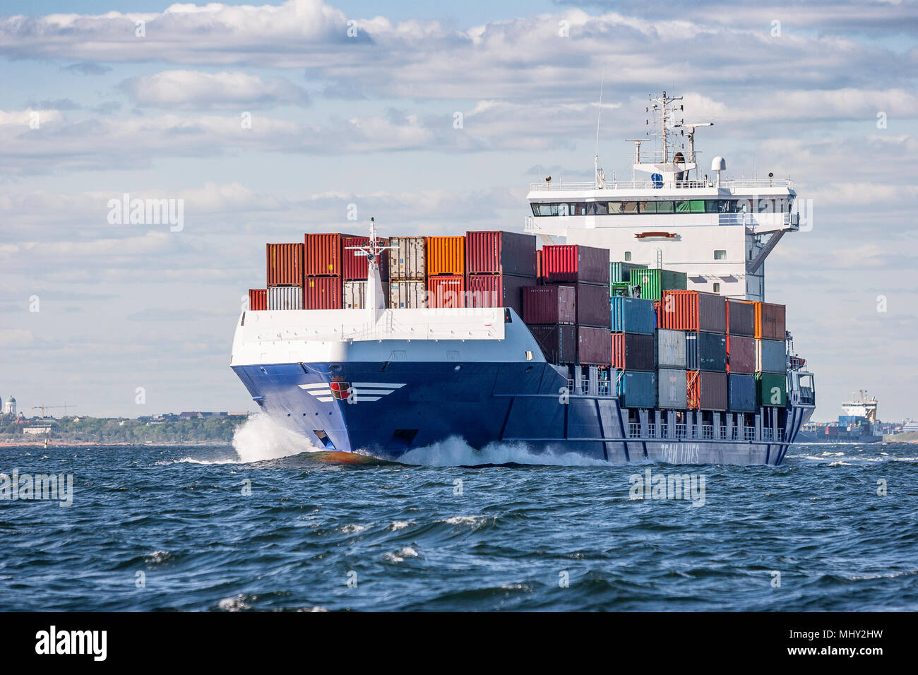 Container schiff und Fähre auf hoher See Stockfoto