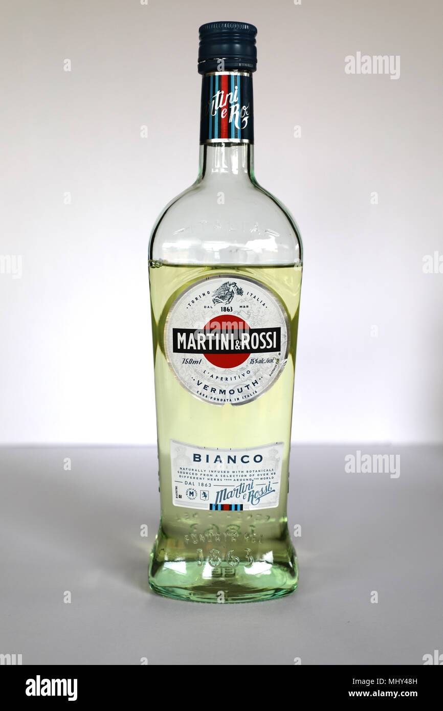 Martini Und Rossi Vermouth Produkt Aus Italien 15 Alkohol Flasche Auf Weissem Hintergrund Stockfotografie Alamy