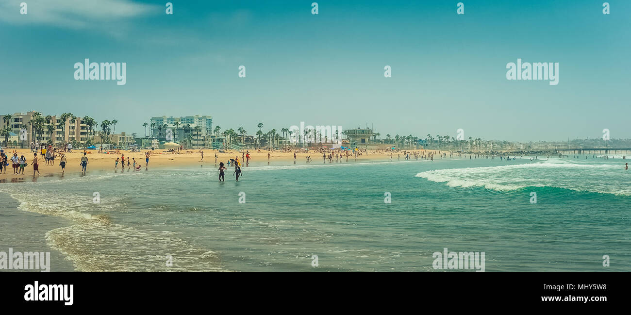Los Angeles/Kalifornien/USA, 07.22.2013: Blick auf die Menschen im Meer schwimmen und relaxen am Sandstrand an dem sonnigen Tag mit blauen Stockfoto