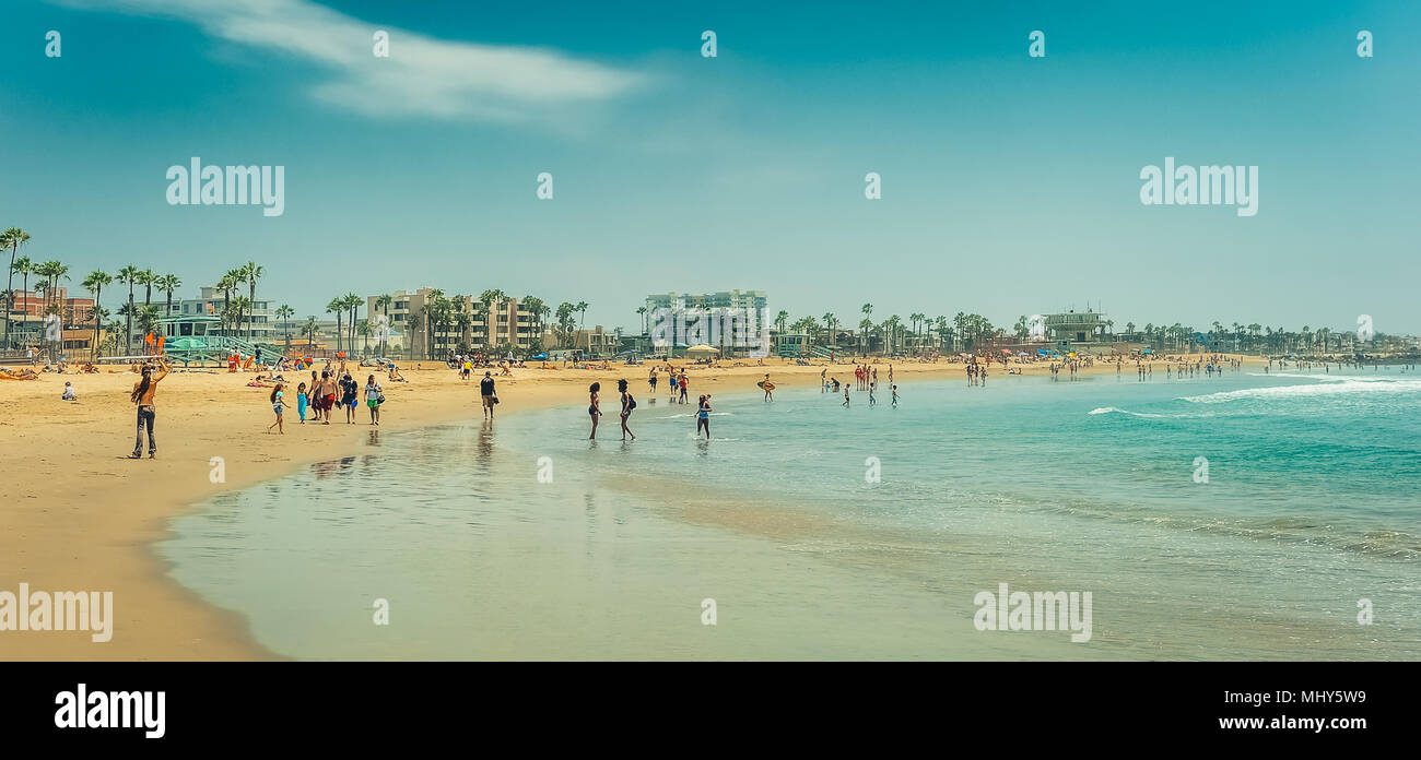 Los Angeles/Kalifornien/USA, 07.22.2013: Blick auf die Menschen im Meer schwimmen und relaxen am Sandstrand an dem sonnigen Tag mit blauen Stockfoto