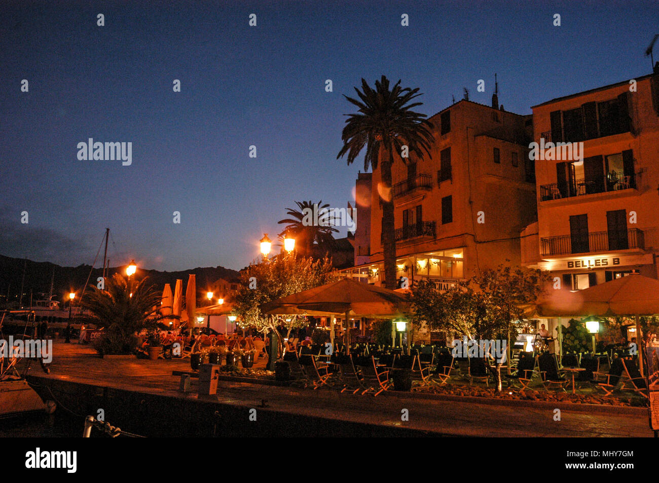 Eine Reihe von Restaurants entlang der Rue Adolphe Landry in Clavi Altstadt auf der Insel Korsika vor der Südküste von Frankreich. Stockfoto