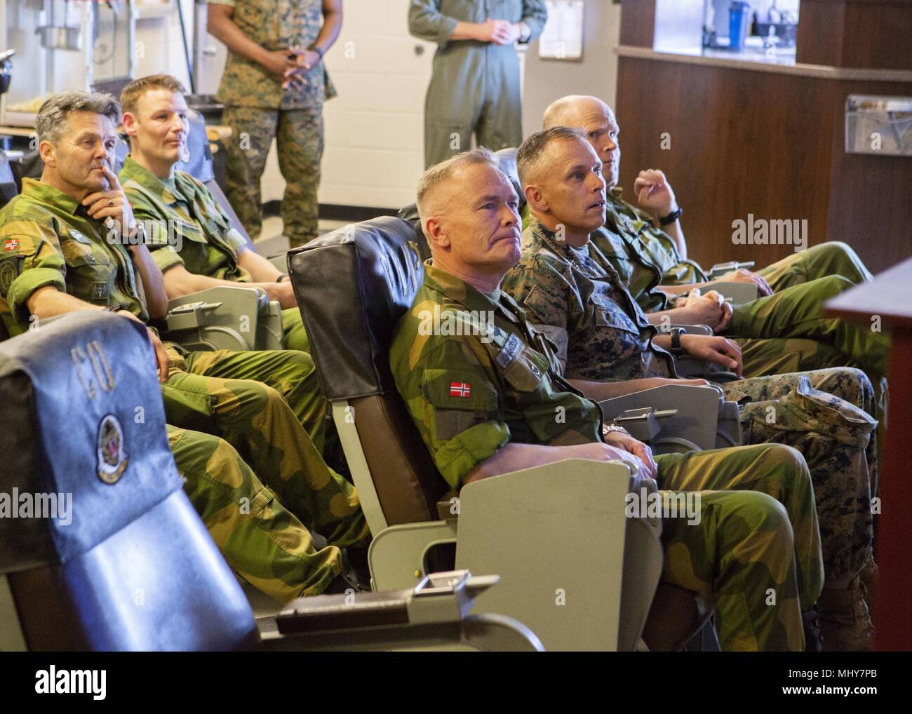 Generalmajor Matthew G. Glavy und Generalmajor Odin Johannessen tour Marine Attack Squadron 542 Auf der Marine Corps Air Station Cherry Point, N.C. April 30, 2018, 30. April 2018. Johannessen, der Stabschef für die norwegische Armee, besuchte 2. Marine Flugzeugflügel (MAW), um die Entwicklung von Trident Punkt 18, die Norwegische und die USA bilaterale Pläne und bevorstehende Implementierungen für die Ausbildung nach Norwegen zu diskutieren. Glavy ist der kommandierende General des 2. MAW. (U.S. Marine Corps Foto von Lance Cpl. Ethan Pumphret). () Stockfoto