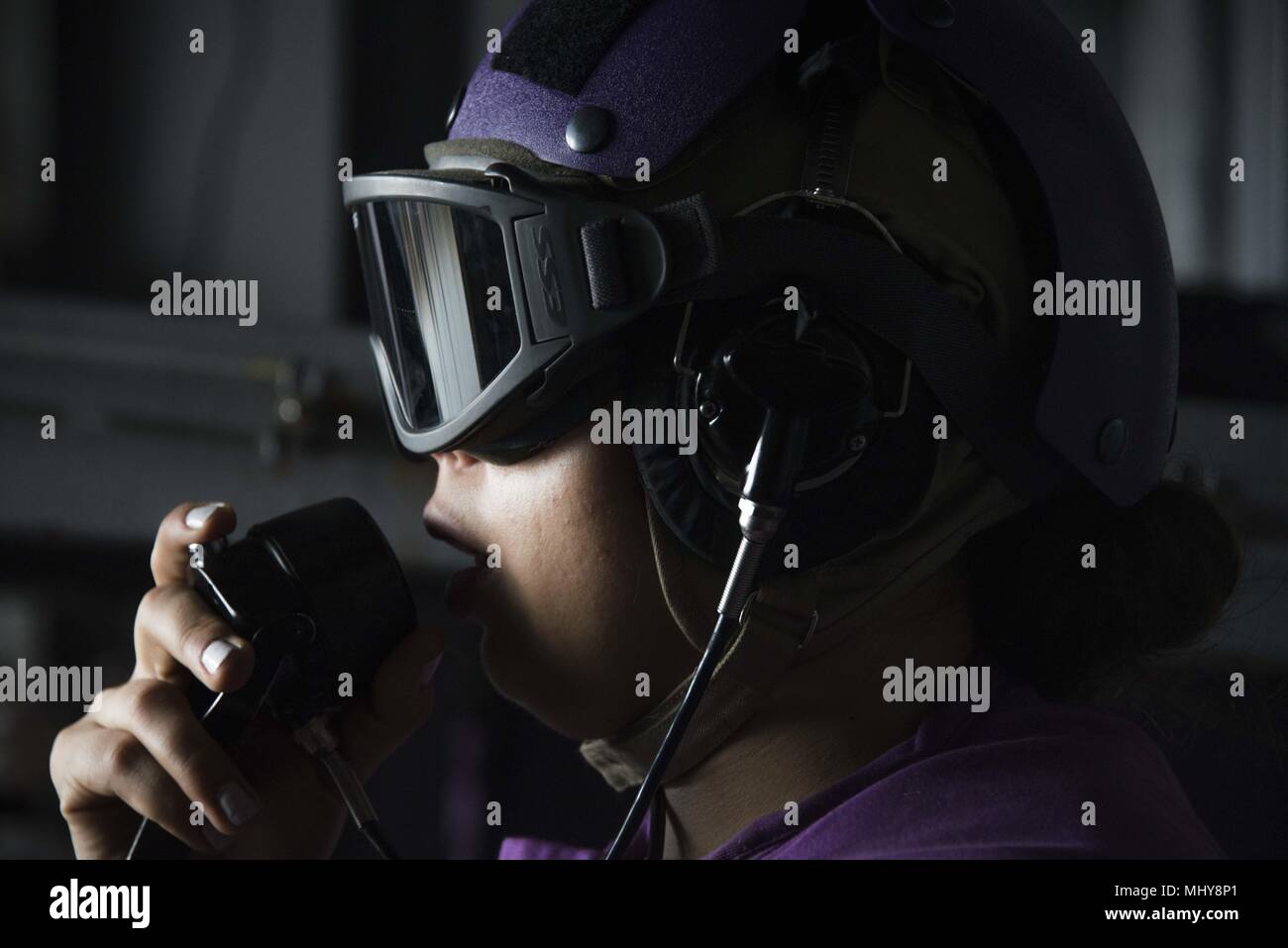 180501-N-NJ 910-0082 5. US-Flotte EINSATZGEBIET (1. Mai 2018) Machinist Mate 2. Klasse Vanessa Willars kommuniziert die Steuerung auf einen Sound zu Brennstoffen Telefon an Bord der Wasp-Klasse amphibisches Schiff USS Iwo Jima (LHD 7) Während eine Auffüll-anforderung auf See mit der Flotte Auffüllung öler USNS Big Horn (T-AO 198), 1. Mai 2018, Mai, 2018. Iwo Jima homeported in Mayport, Florida ist in die USA 5 Flotte Bereich für Maßnahmen zur Erhöhung der Sicherheit im Seeverkehr im Einsatz Verbündeten und Partnern zu beruhigen, und der Freiheit der Schiffahrt und des freien Handels in der Region erhalten. Stockfoto