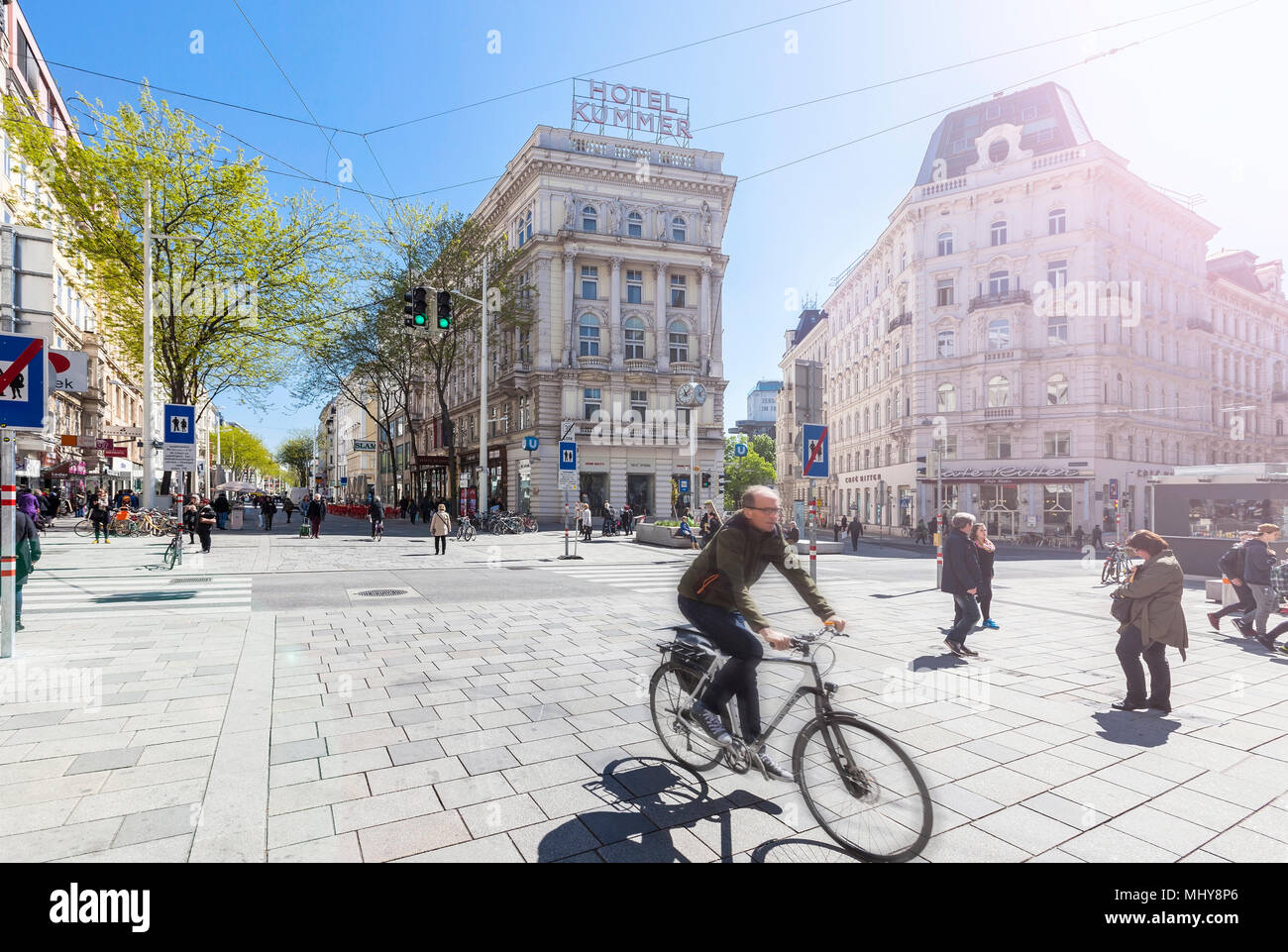 Die neuen verkehrsberuhigten Bereich mit Vorrang für Fußgänger Mariahilfer Straße Wien. Es ist der größte und einer der berühmtesten Einkaufsstraßen Stockfoto