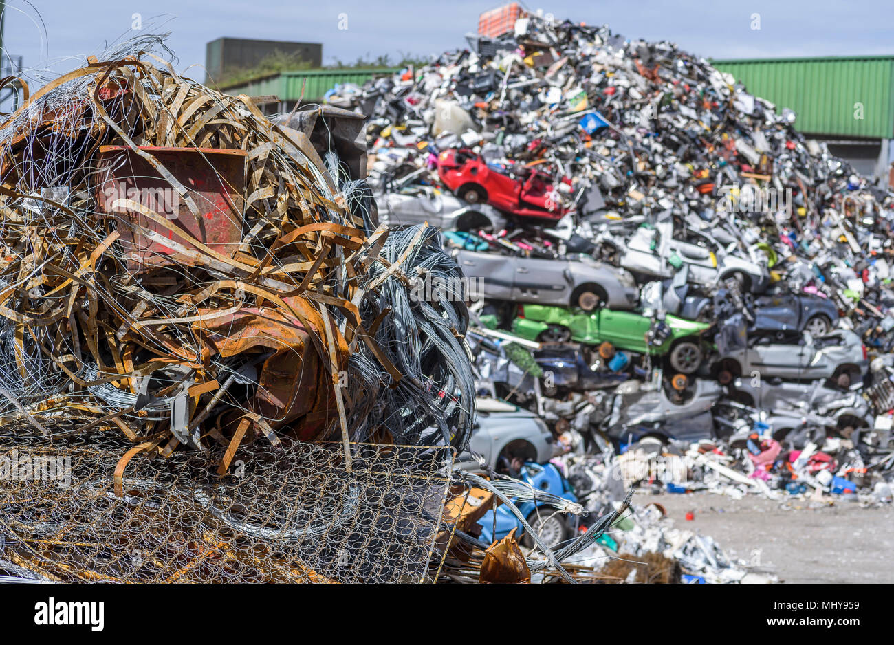 Haufen Schrott, einschließlich Autos warten an einem Verarbeitungsbetrieb recycelt werden. Stockfoto