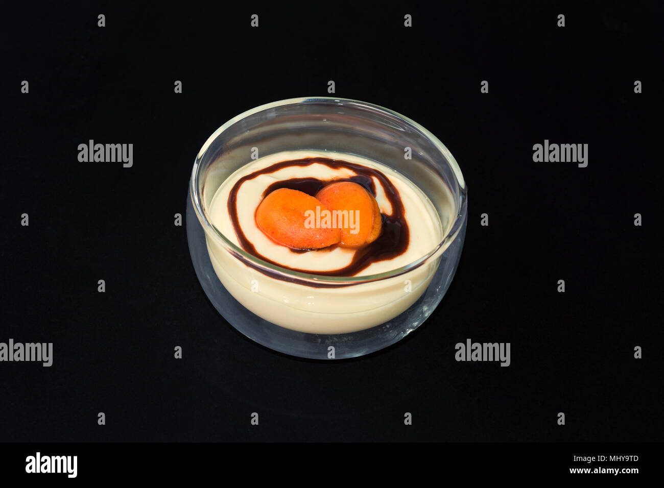 Dessert im Glas Schüssel mit einer fruchtigen Pudding gefüllt. Stockfoto