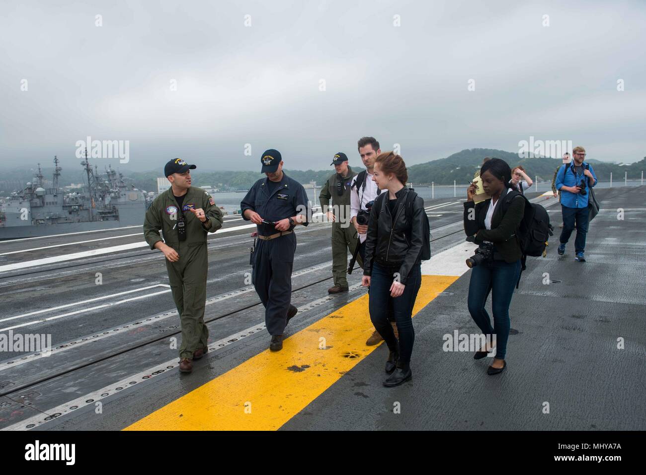 180503-N-CL 027-0076 Yokosuka, Japan (3. Mai 2018) Matrosen an Bord der Marine vorwärts - bereitgestellt Flugzeugträger USS Ronald Reagan (CVN 76), erklärt Flight Deck Operationen an der Northwestern University Medien Studenten während einer Schiffstour, 3. Mai 2018. Während der Tour, die Schülerinnen und Schüler besuchten verschiedene Stellen auf dem ganzen Schiff einschließlich der Flight Deck, hangar Bucht und der Brücke. Ronald Reagan, das Flaggschiff der Carrier Strike Group 5, bietet eine Bekämpfung bereit, Kraft, schützt und verteidigt die kollektive maritime Interessen seiner Verbündeten und Partnern in der indopazifischen Region. (U.S. Marine Foto von Masse Kom Stockfoto