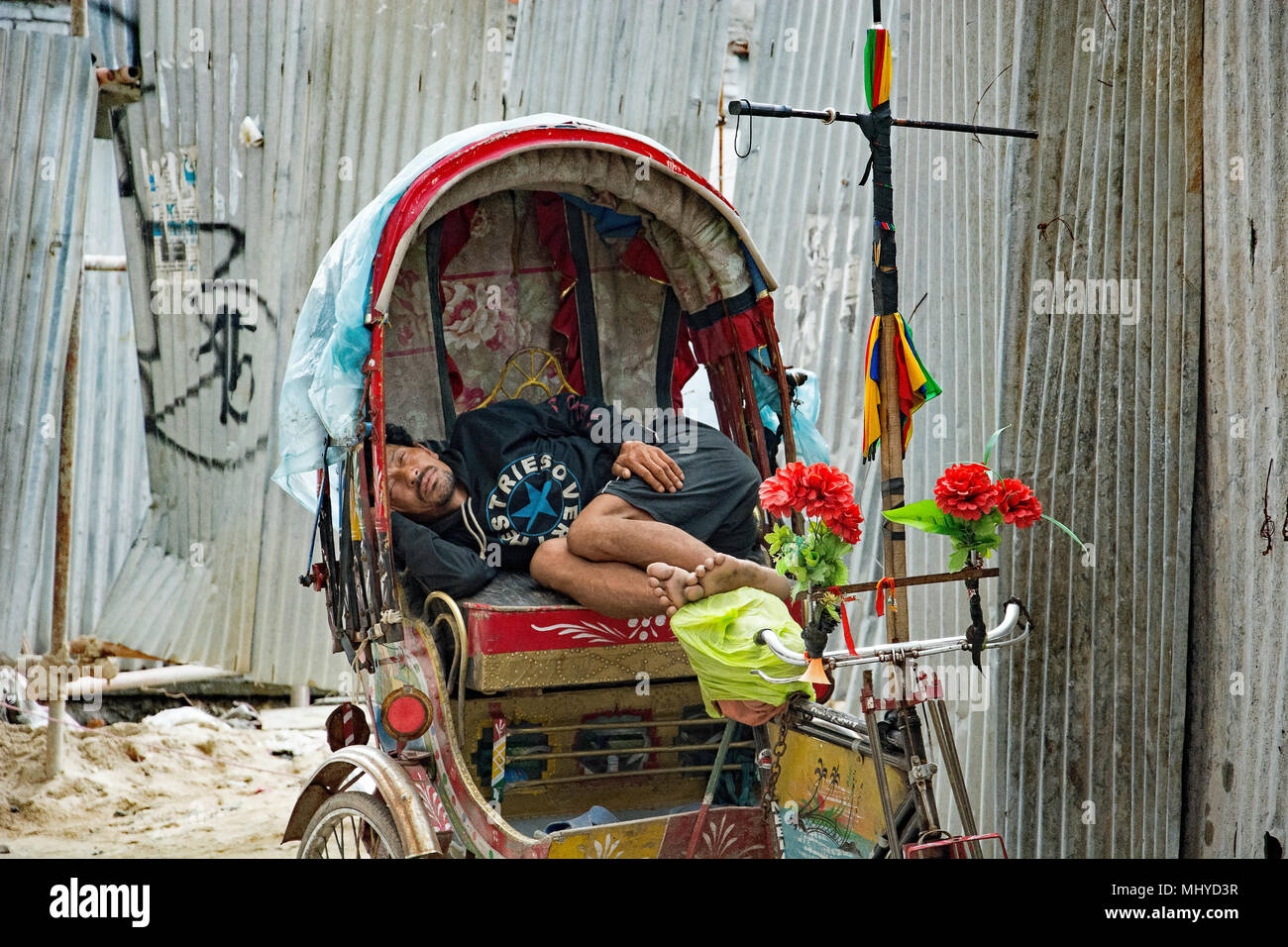 Napping Fahrrad Rikscha Fahrer ein Gut, verdiente Nachmittag snooze in Kathmandu, Nepal Stockfoto