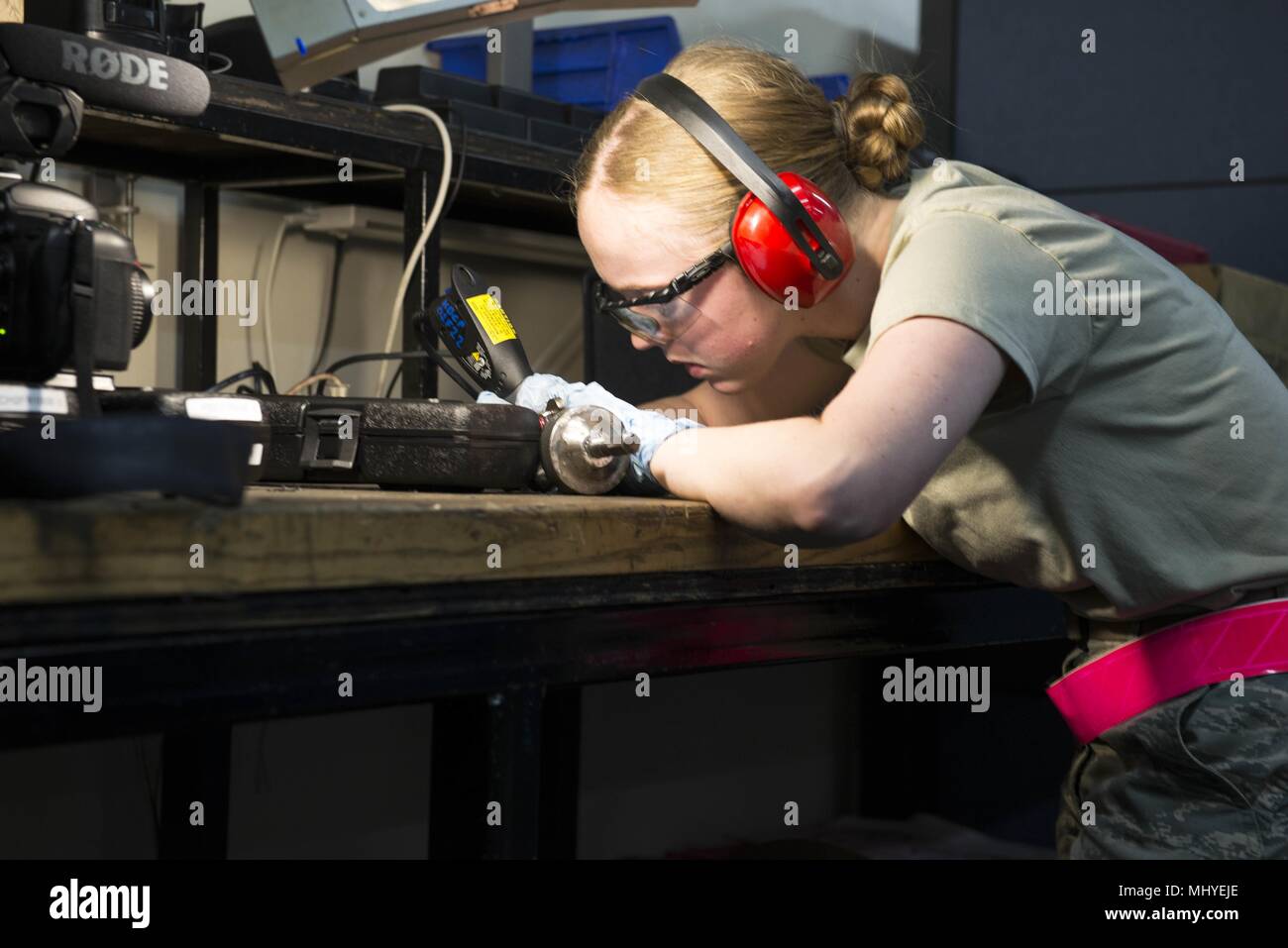 Us Air Force Airman 1st Class Menuett Comstock, 18 Component Maintenance Squadron Aerospace propulsion Facharbeiter, ritzt ein Werkzeug zur Verfügung zu stellen kennzeichnen 2. Mai 2018, bei Kadena Air Base, Japan, Mai 2, 2018. Als Teil des 18 CMS, die Propulsion backshop ist entscheidend für den Erfolg der Mission. (U.S. Air Force Foto: Staff Sgt. Jessica H. Smith). () Stockfoto