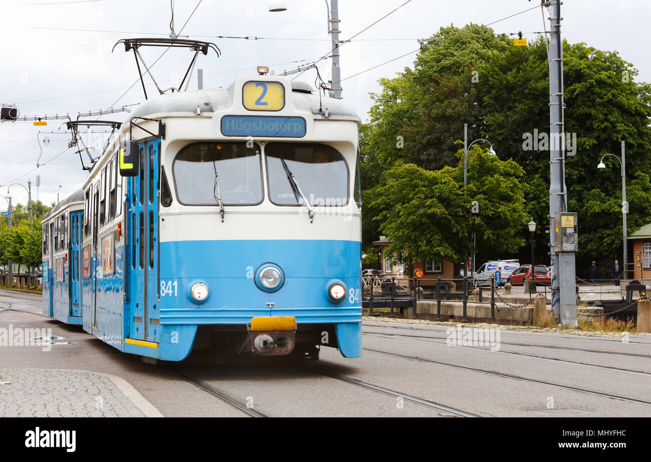 Göteborg, Schweden - 1. Juli 2014: Straßenbahn Typ M 29 Nummer 841 auf der Linie 2 mit dem Ziel Högsbotorp auf Stampgatan an der Straßenbahnhaltestelle Drottningtorge Stockfoto