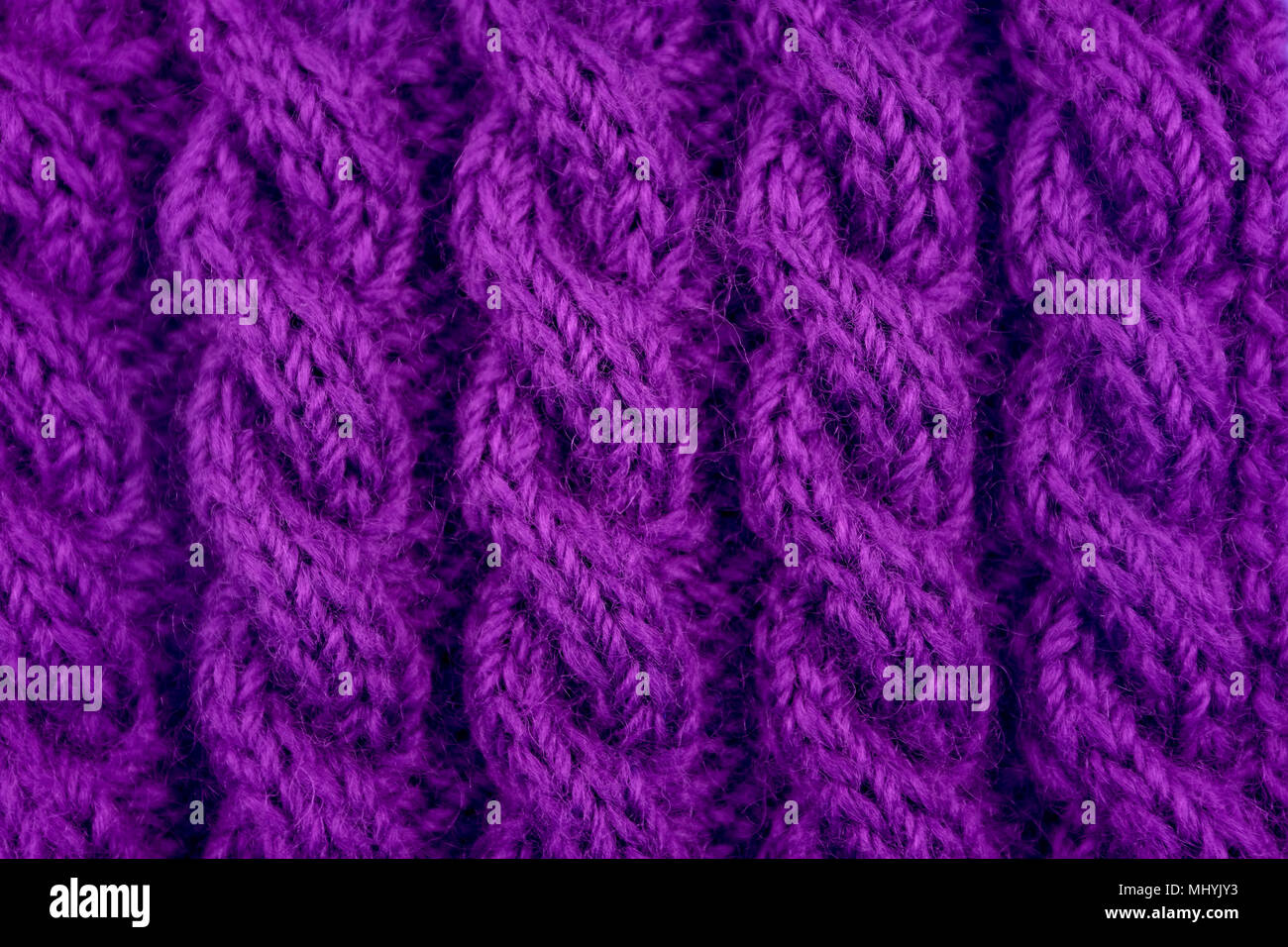 Detail der Lila handknit Spiralkabel Seil Kabel stricken Nähen als abstrakt Hintergrund Stockfoto