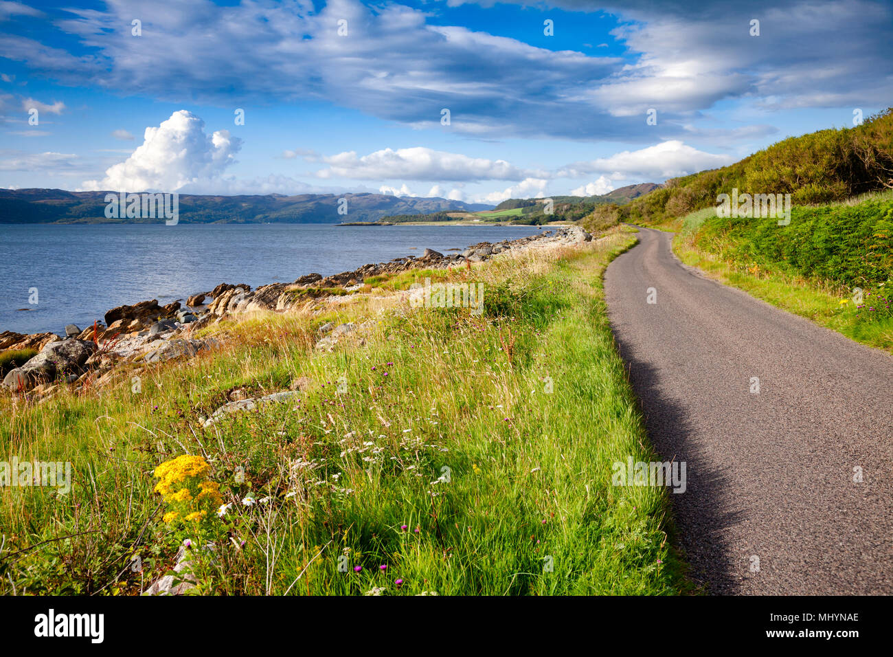 Schöne kurvenreiche Straße entlang dem Meer Loch Caolisport an der Halbinsel Kintyre, Argyll und Bute, Schottland, Großbritannien Stockfoto