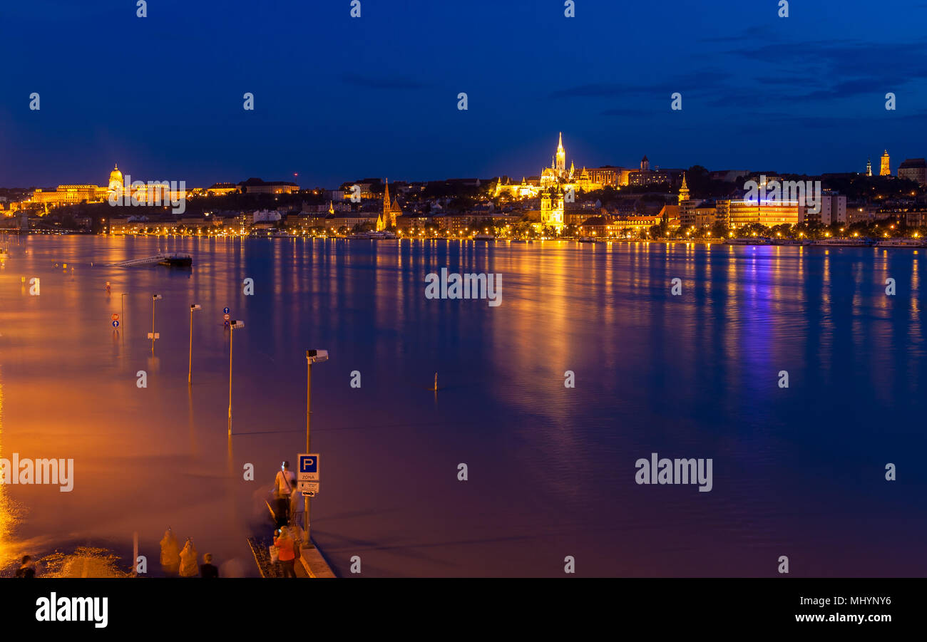 Überflutete Ufer in Budapest, Ungarn Stockfoto