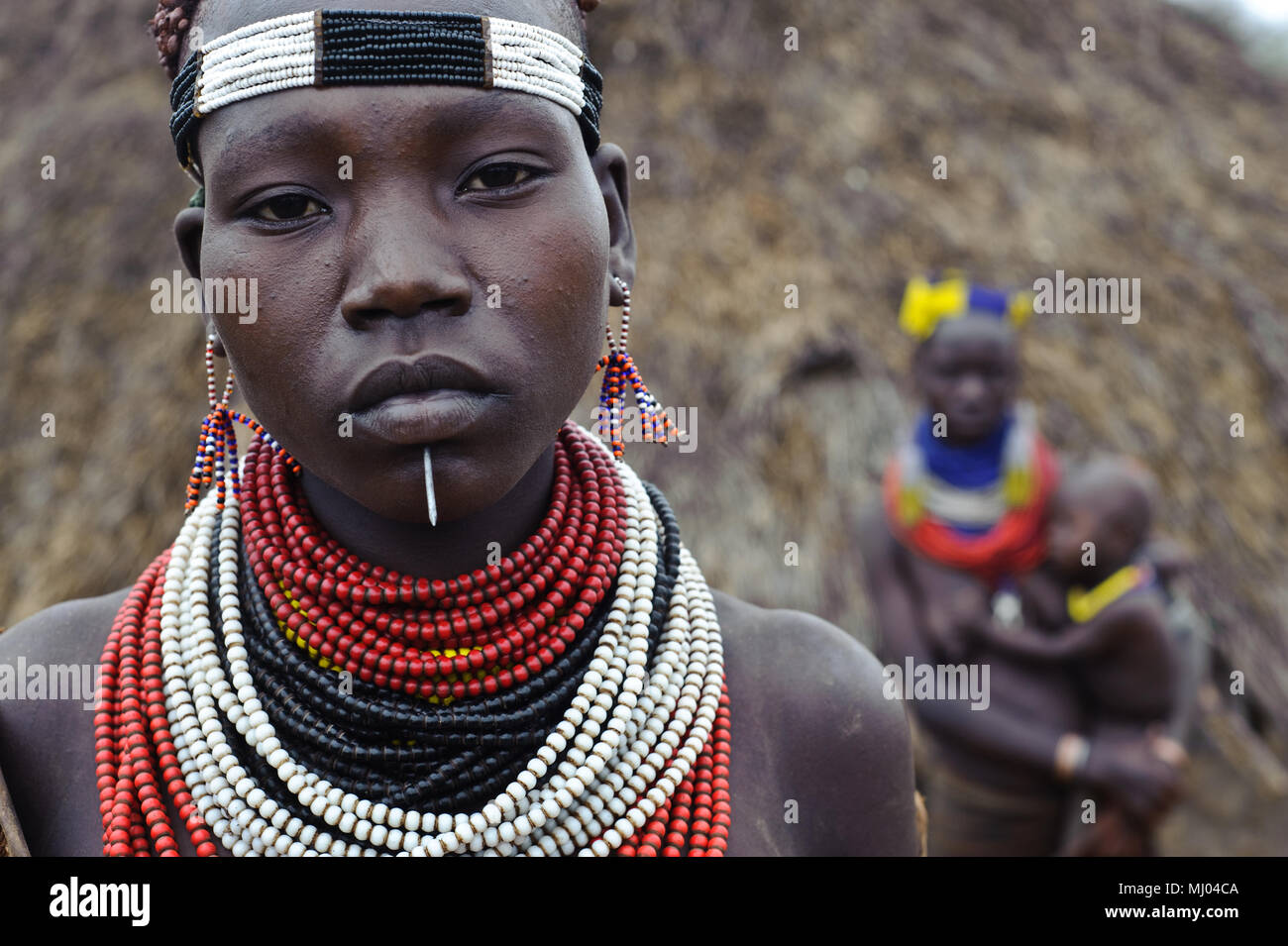 Frauen und Kinder von der Karo Stammes (Äthiopien) Stockfoto