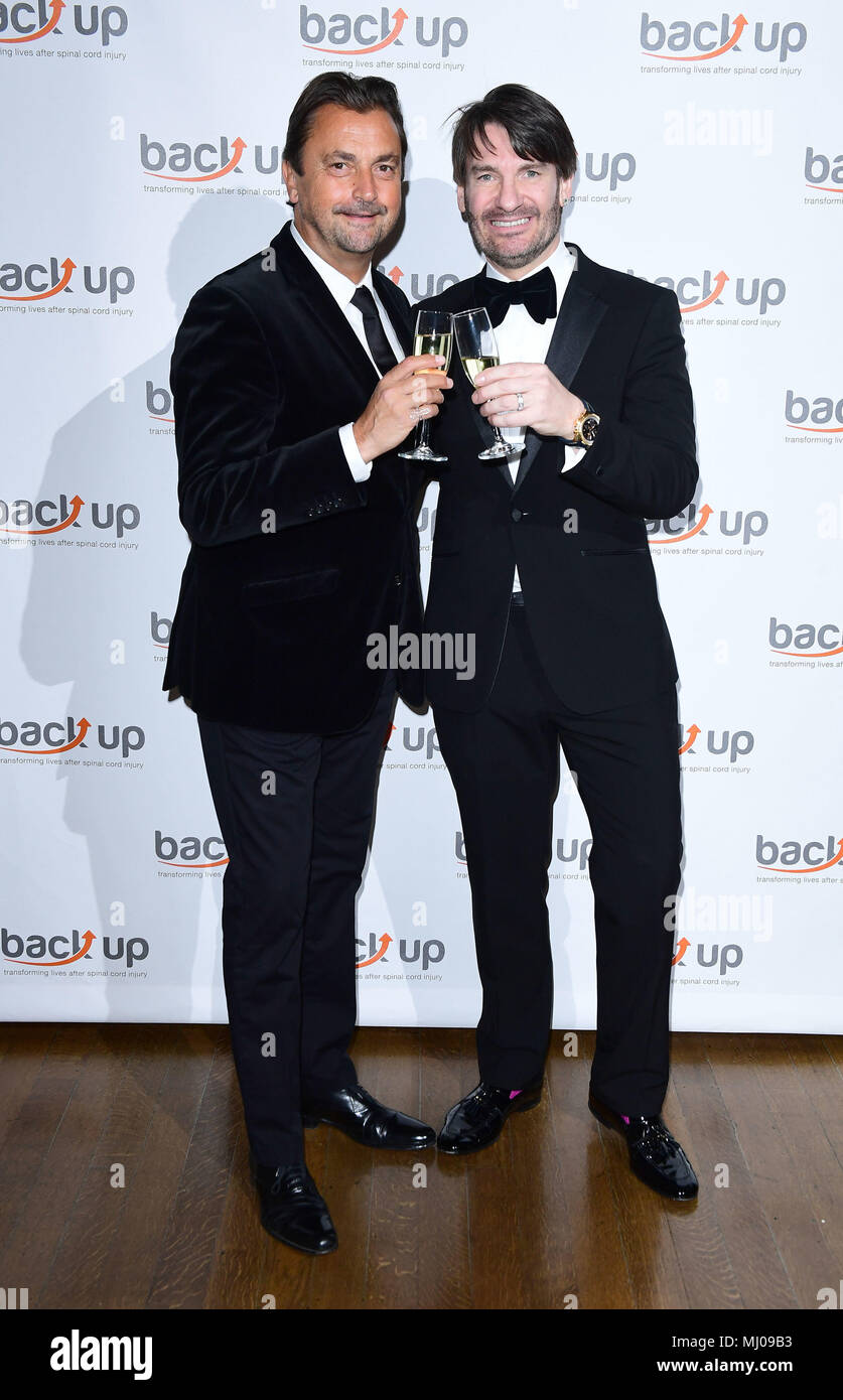 Henri Leconte und Eric Lanlard nimmt an der Rückseite bis Rückenmarks Schädigung Nächstenliebe jährliche schwarze Krawatte und Diamanten fundraising Dinner im Merchant Taylors' Hall, London. Stockfoto