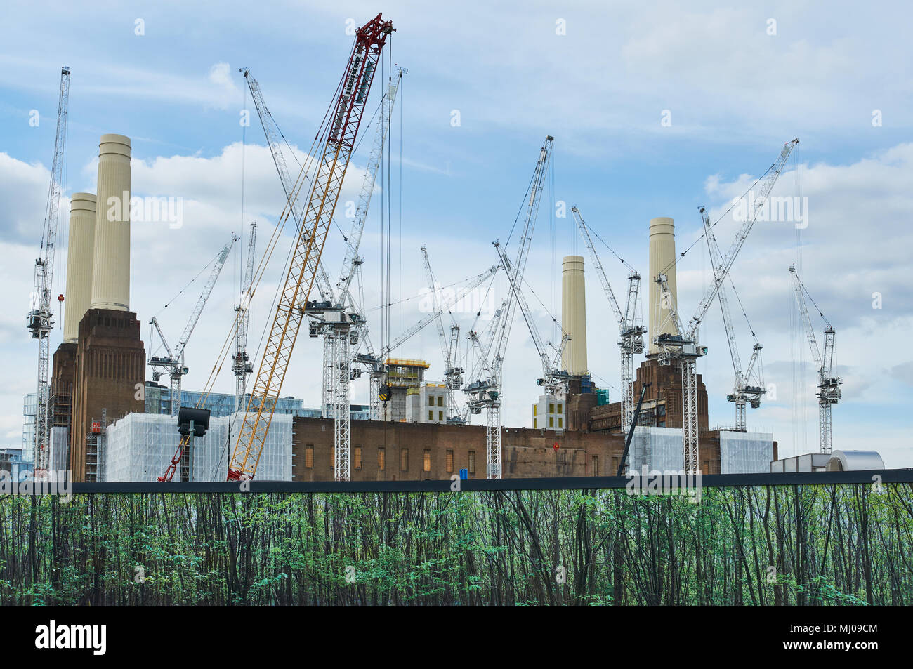 Battersea Power Station, die sich einer Sanierung, gesehen aus dem Osten Stockfoto
