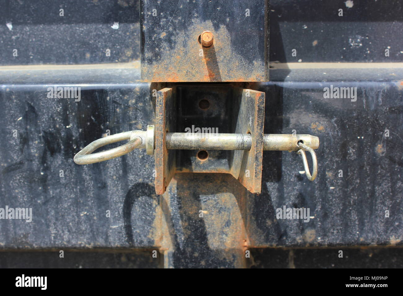 Verriegelung des Krafthebers auf einem Müllcontainer. Stockfoto