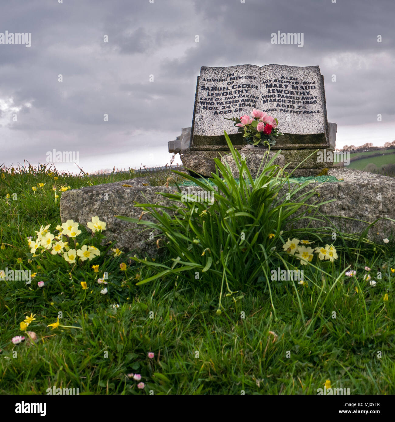 Grabstein im Friedhof advent Kirche Gemeinde im nord-westlichen Rand von Bodmin Moor in North Cornwall, England Stockfoto