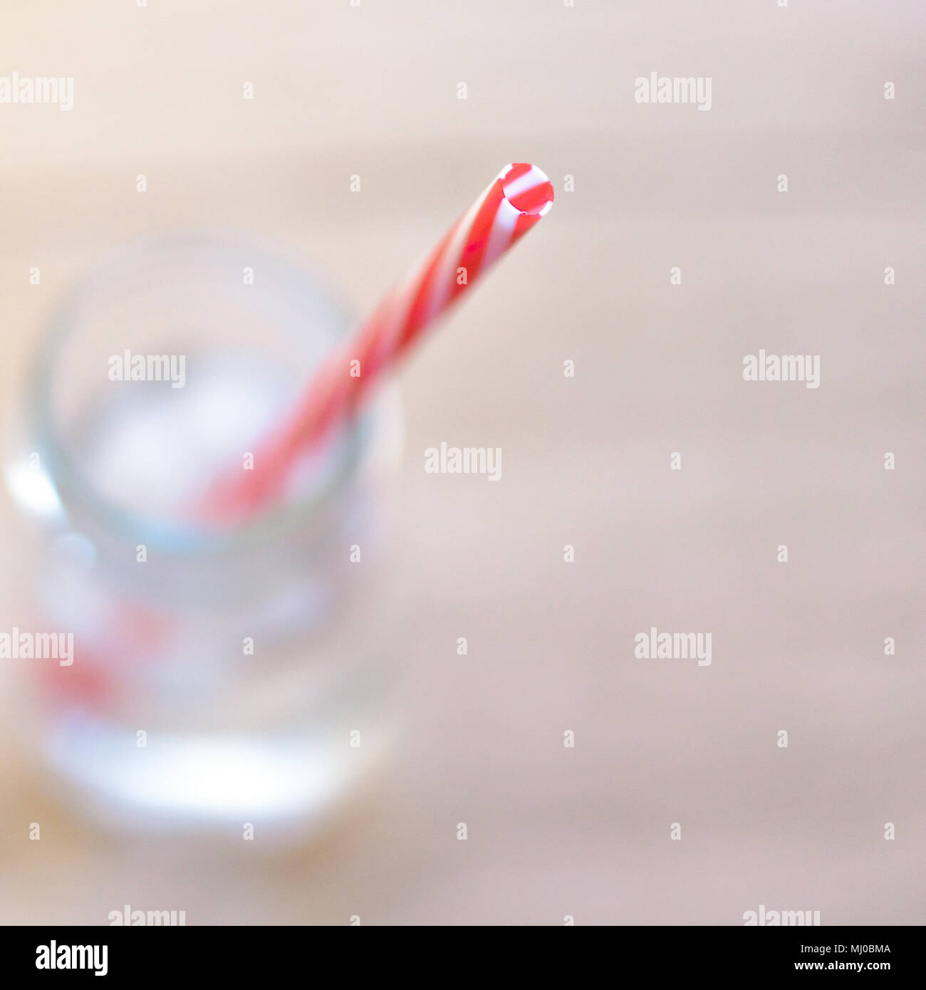 Marmeladenglas mit gestreiften Stroh Stockfoto