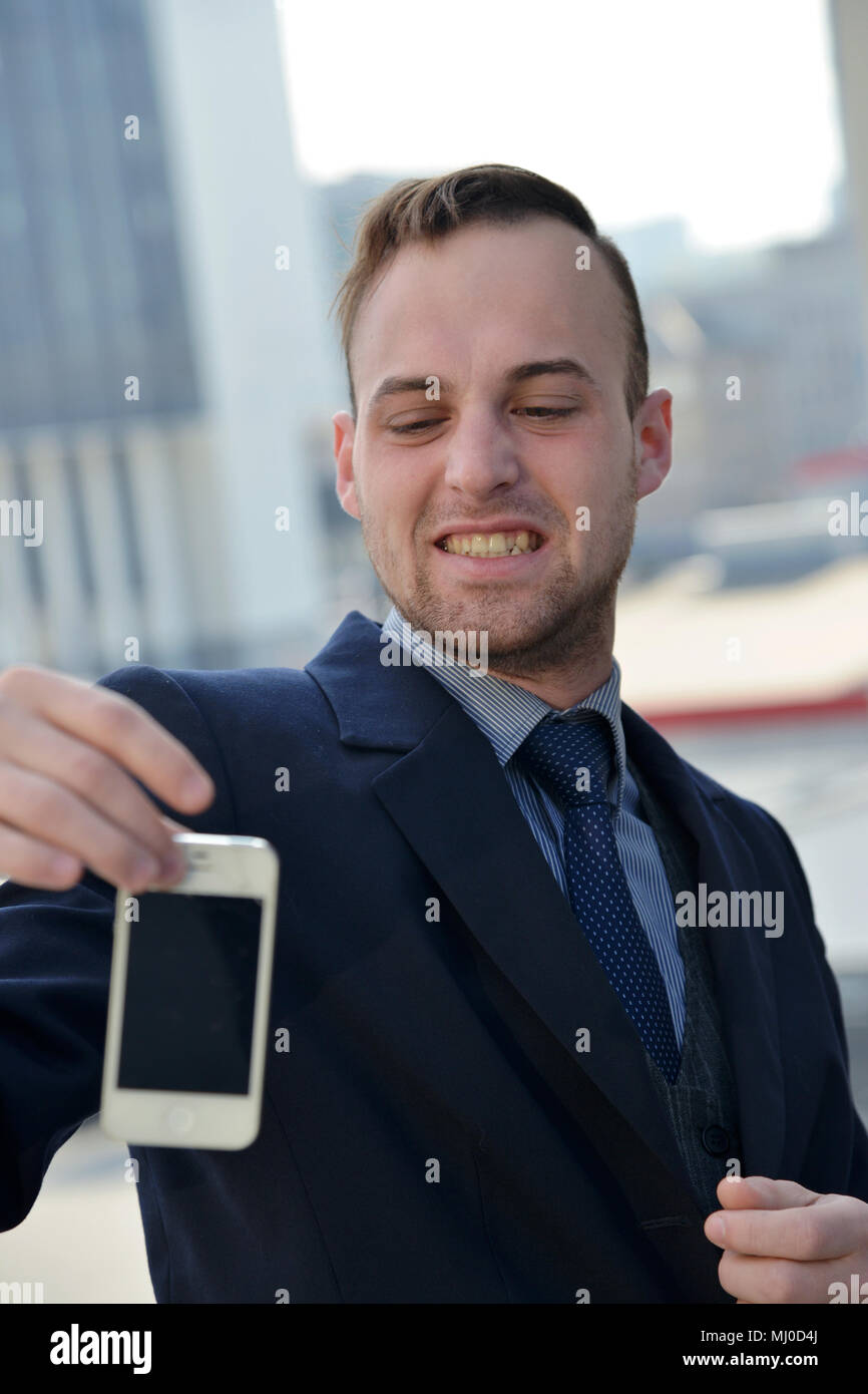 Geschäftsmann mit Smartphone Stockfoto
