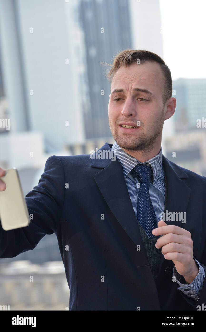Zuversichtlich Geschäftsmann mit Smartphone Stockfoto