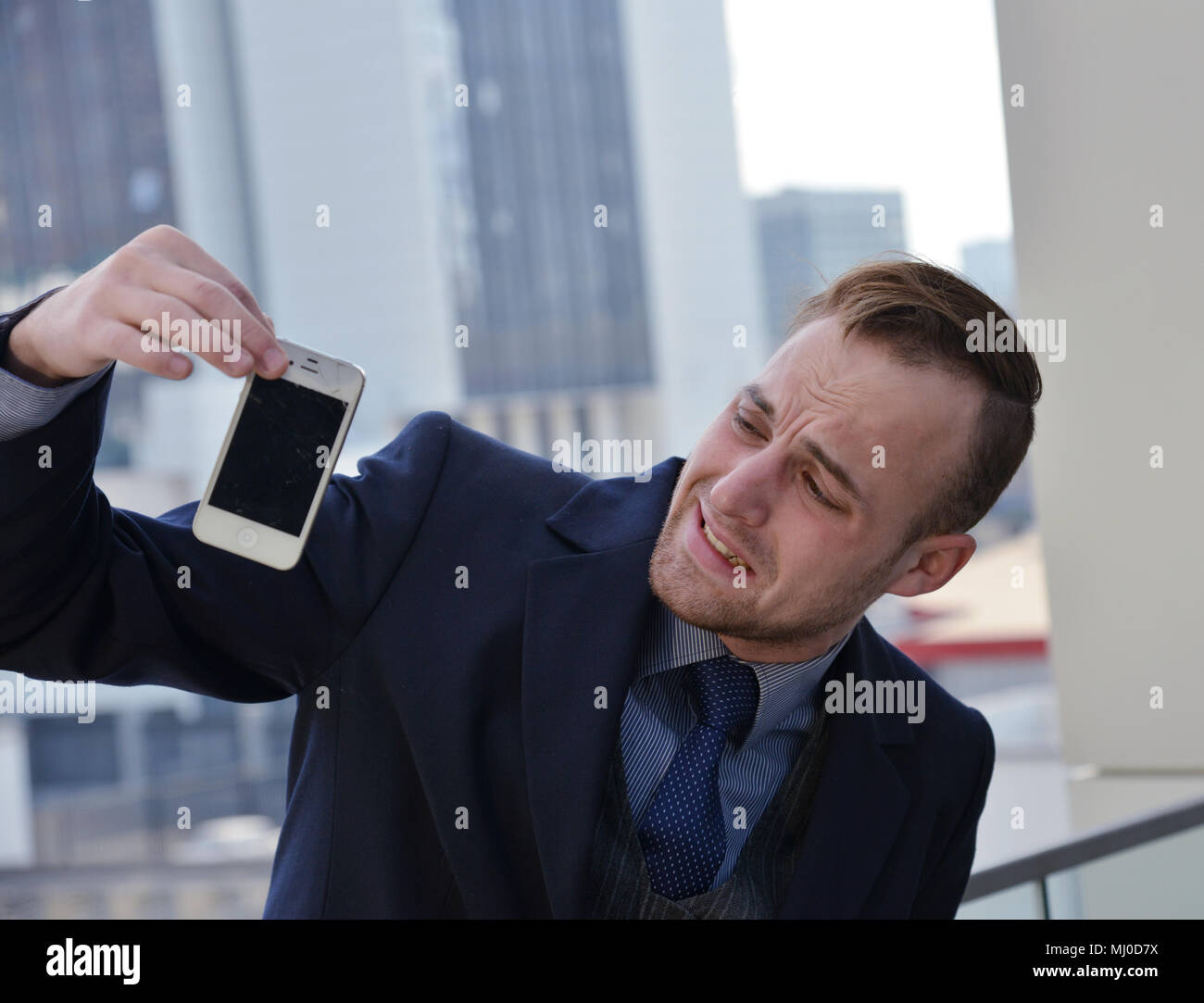 Emotional mit Smartphone Geschäftsmann Stockfoto