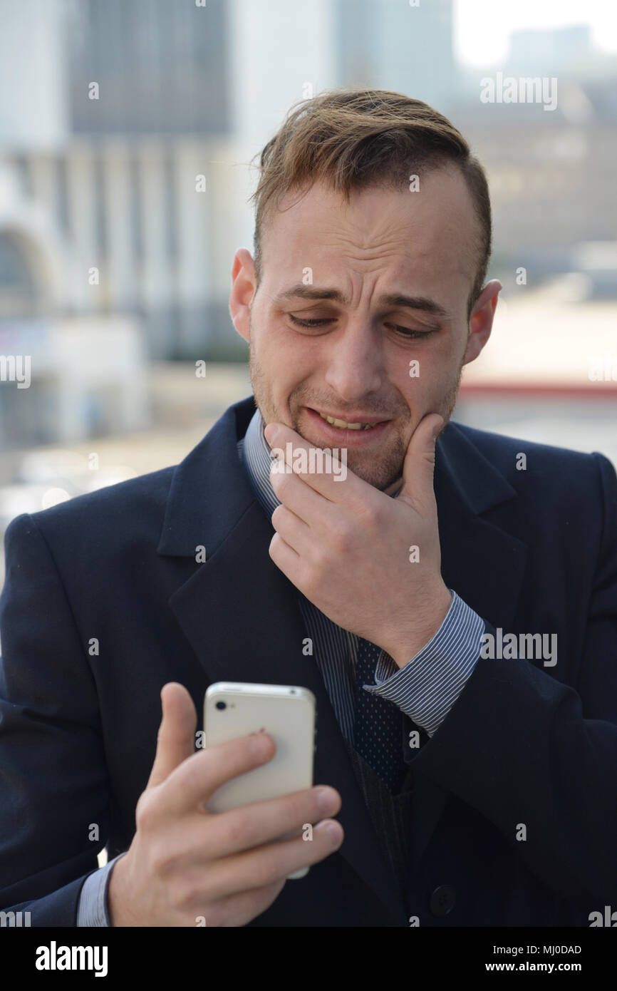 Emotional mit Smartphone Geschäftsmann Stockfoto