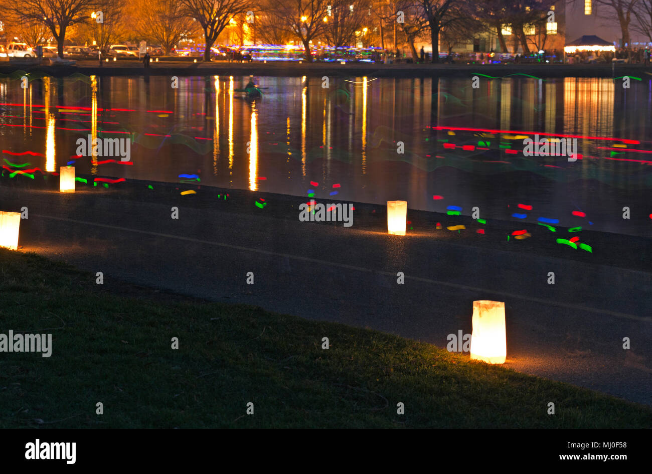 WA 15319-00 ... WASHINGTON - während die Bahn des Lights Festival im Dezember, die Gehwege rund um Green Lake, ein Seattle City Park, sind mit weißen gefüttert Stockfoto