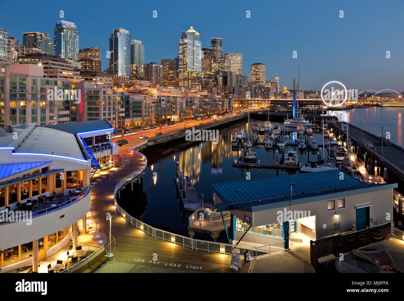 WA15327-00...WASHINGTON - Night Settling over the Seattle Waterfront from Pier 66, einschließlich Bell Harbor Marina, The Great Wheel, 2017. Stockfoto
