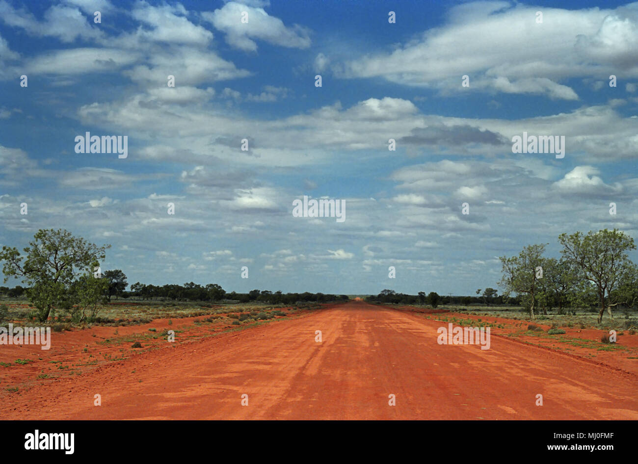 Eine leere Red dirt road, die Schnittlinie zwischen Wanaaring und Tibooburra, Outback New South Wales, Australien. Stockfoto