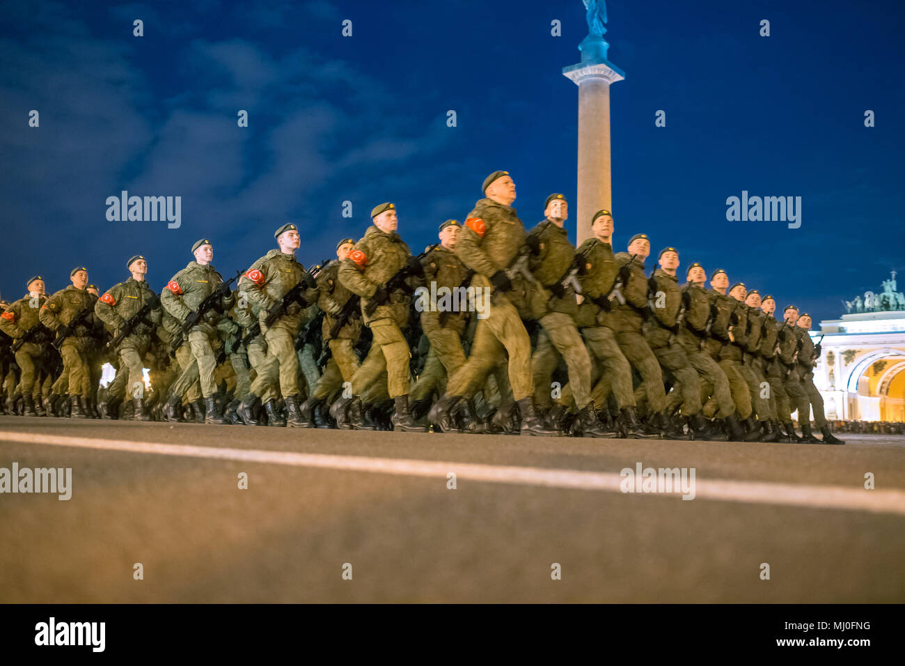 Schlossplatz, Sankt Petersburg, Russland - 30. April 2018: Militär Soldaten marschieren durch während der Parade der grossen Sieg Stockfoto