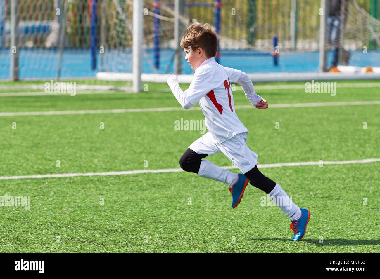 Laufen junge Fußball-Training auf dem Fußballplatz Stockfoto