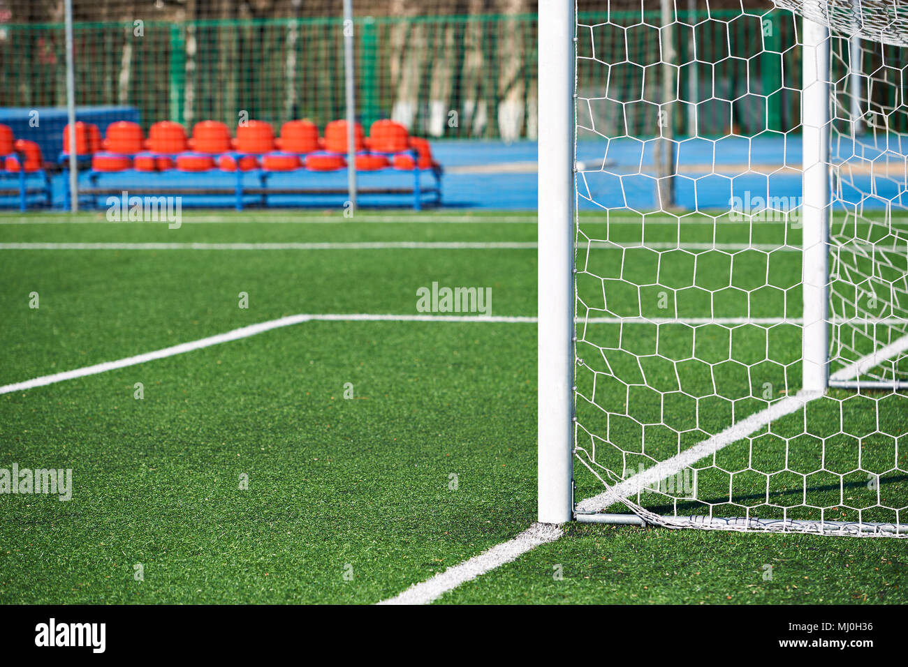 Ziel post auf einen Fußballplatz mit einem künstlichen Rasen Stockfoto