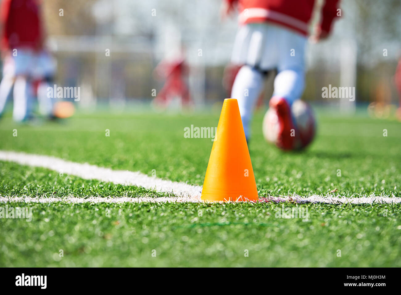 Orange Kegel für Training Fußball auf dem Feld Stockfoto