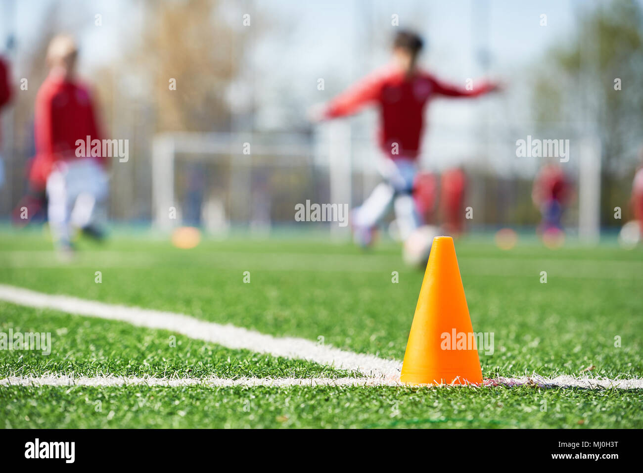 Orange Kegel für Training Fußball auf dem Feld Stockfoto