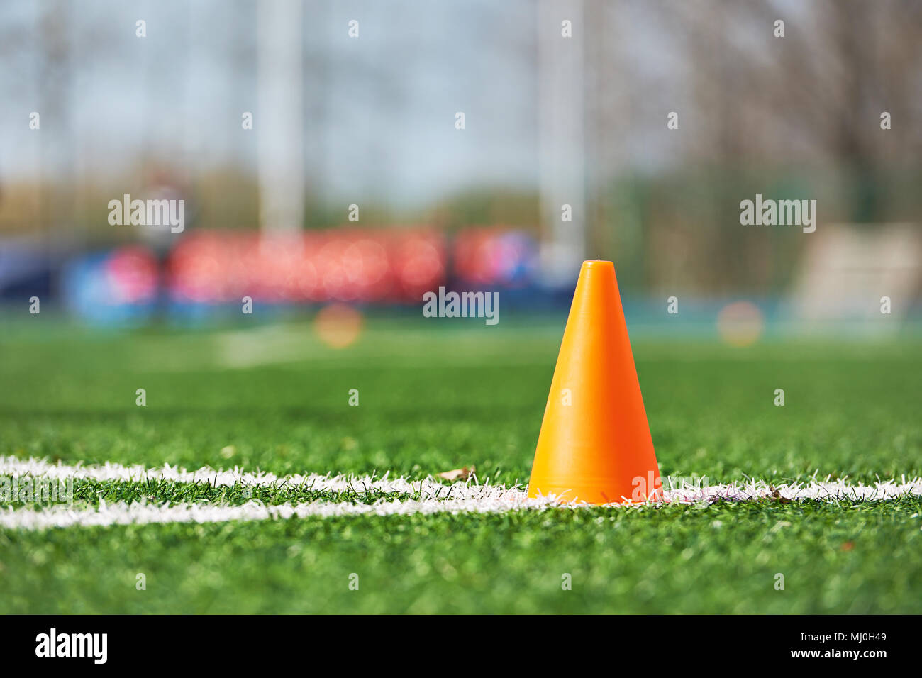 Orange Kegel für Training Fußball auf dem Feld Stockfoto