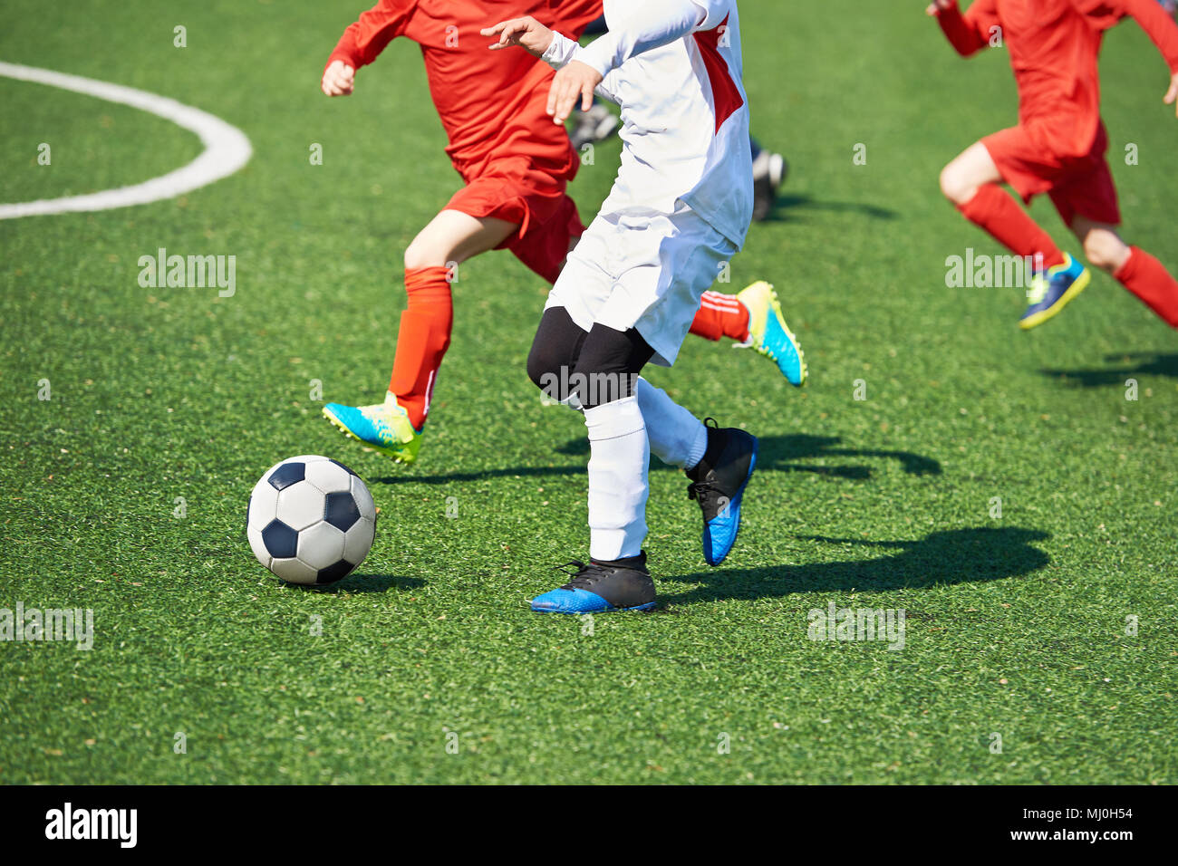 Kind fußball Spieler und Ball auf dem Fußballplatz Stockfoto