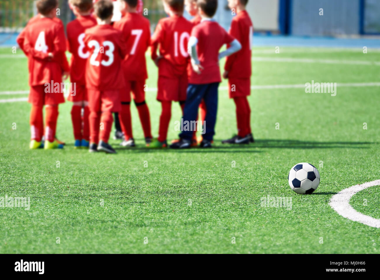 Fußballmannschaft der Kinder und der Ball auf dem Feld Stockfoto
