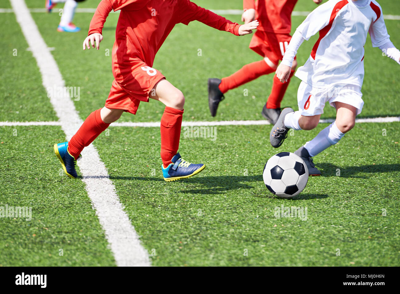 Kind Fußball-Spieler und Ball auf dem Fußballplatz Stockfoto