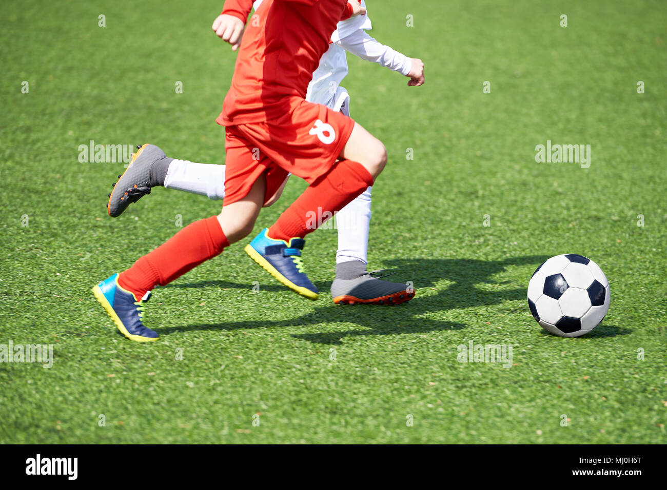 Kind Fußball-Spieler und Ball auf dem Fußballplatz Stockfoto