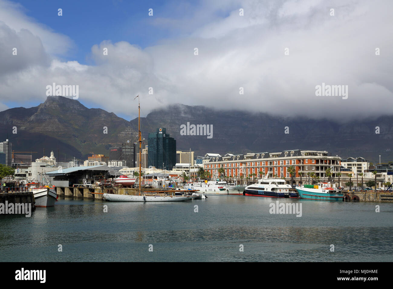 Tafelberg und die Waterfront in Kapstadt Stockfoto
