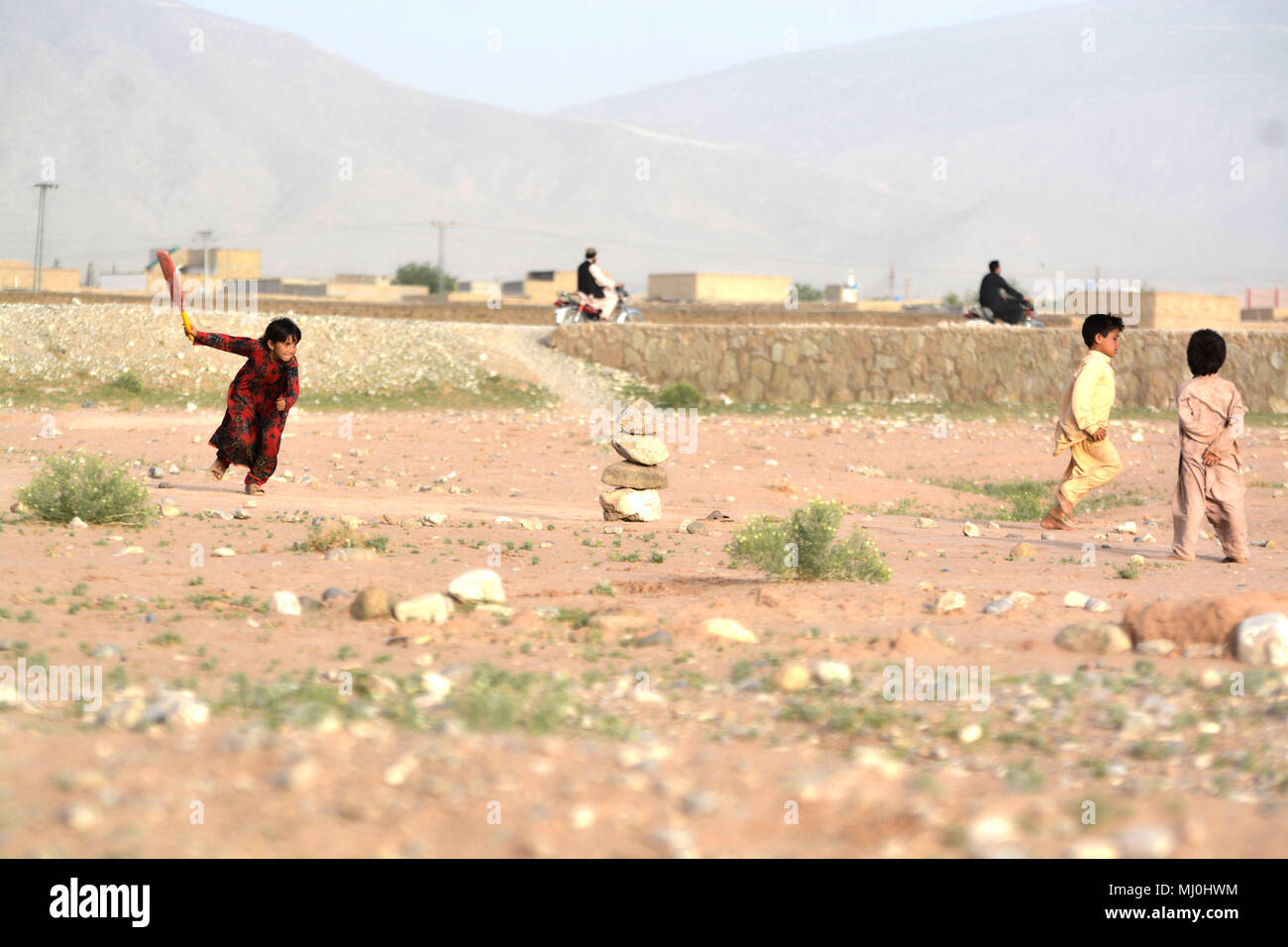 QUETTA, Pakistan. Mai 01-2018: ein Zigeuner spielen Kinder crick in Quetta Tal. Stockfoto