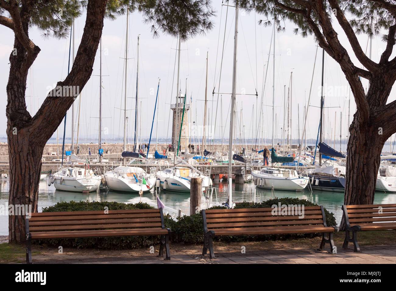 Pier in Desenzano am Gardasee an einem sonnigen Tag, Brescia, Lombardei, Italien Stockfoto