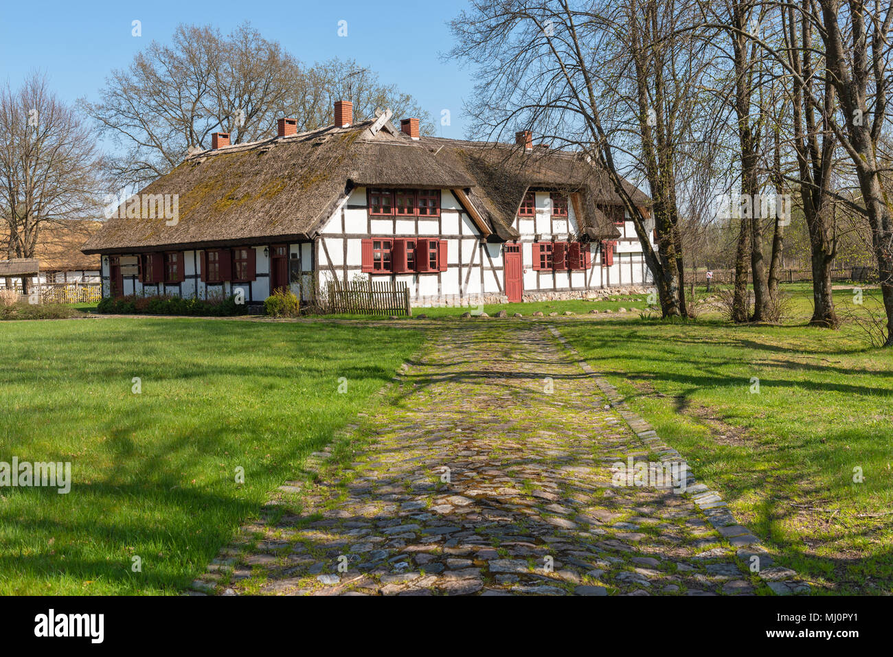 Weg typische traditionelle polnische Land strohgedeckten Haus mit weißen Wänden in Kluki Dorf zu. Polen Stockfoto