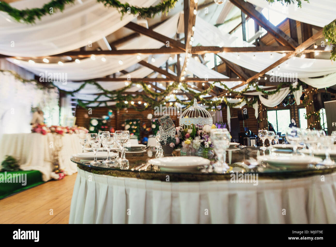 Aus der Ferne im luxuriösen Restaurant Saal für Hochzeit Abendessen schauen Stockfoto