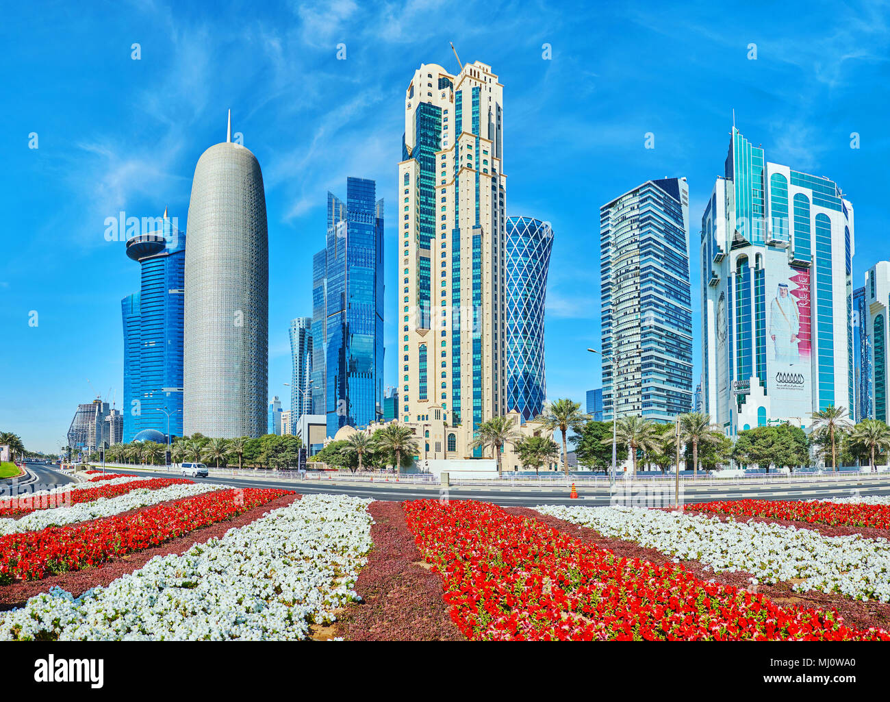 Das stadtbild von West Bay Viertel mit seinem Wahrzeichen Wolkenkratzer, wie Burj Doha, Tornado Tower und andere, umgeben von perfekt angelegten Fl Stockfoto