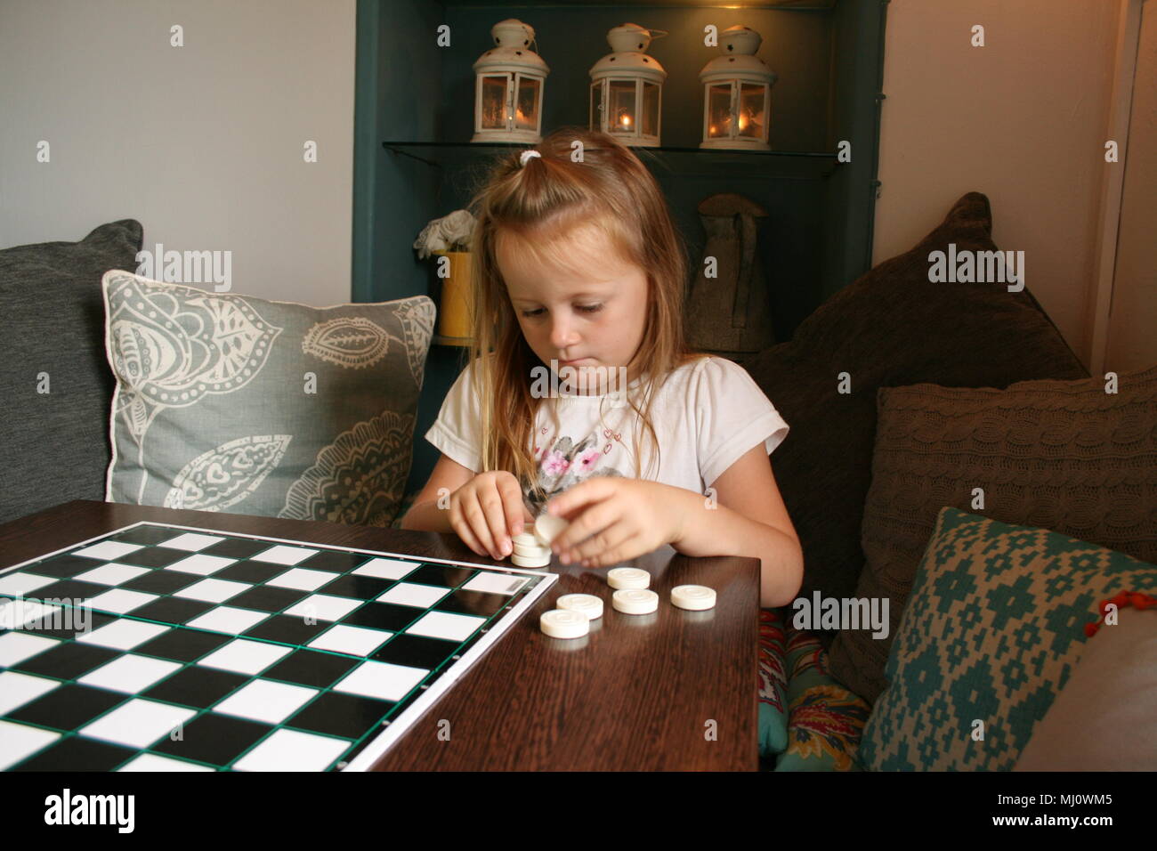 Mädchen spielen Schach Stockfoto