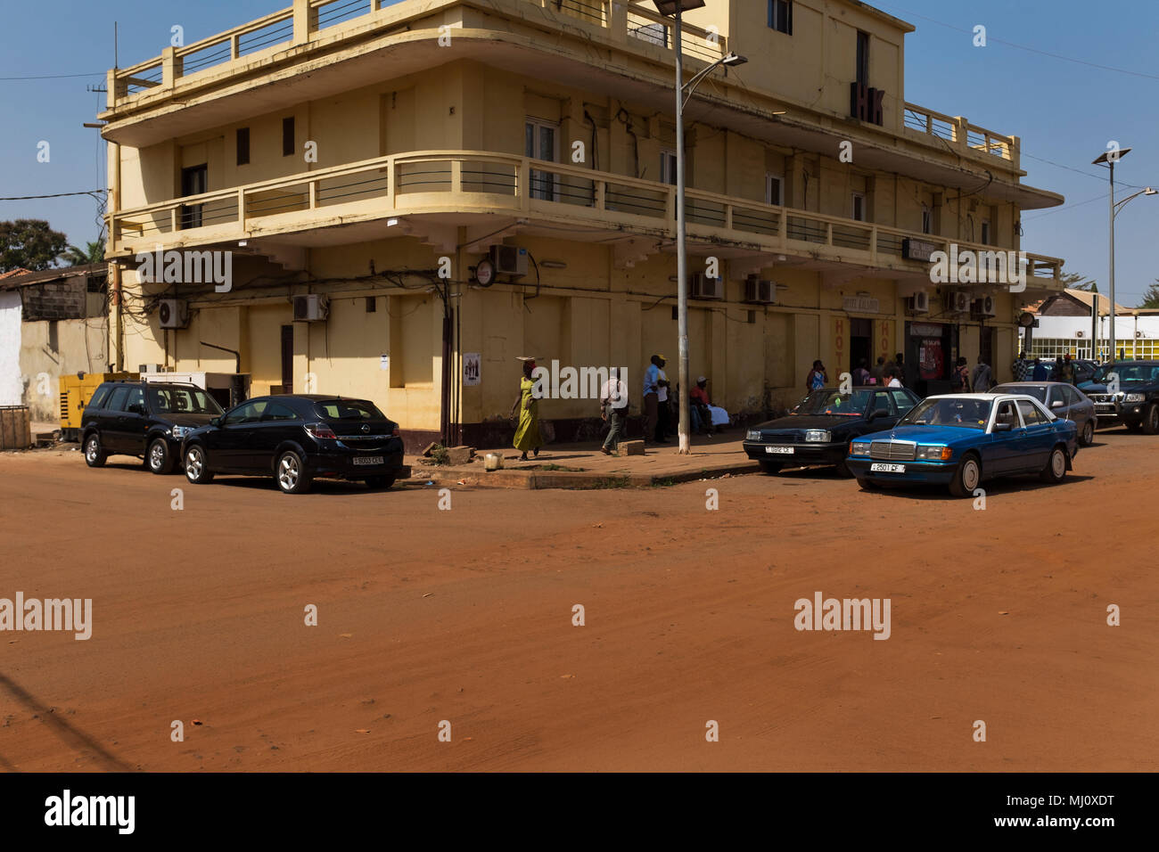 Bissau, Republik Guinea-Bissau - Januar 30, 2018: Stree Szene in der Stadt Bissau mit Passanten vor einem alten Hotel, in Guinea-Bissau Stockfoto